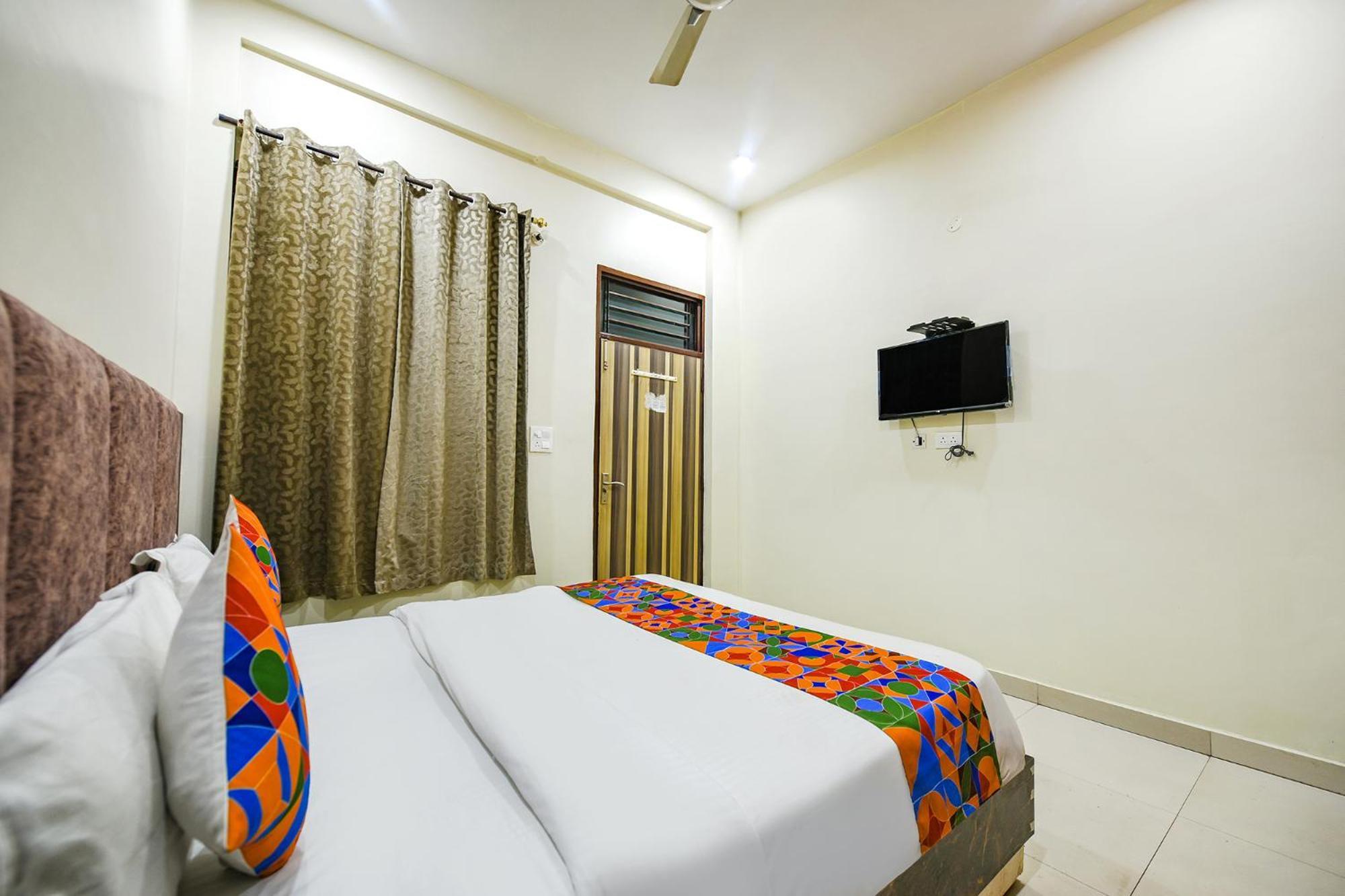 Hotel Fabexpress Galaxy à Nayagaon Extérieur photo