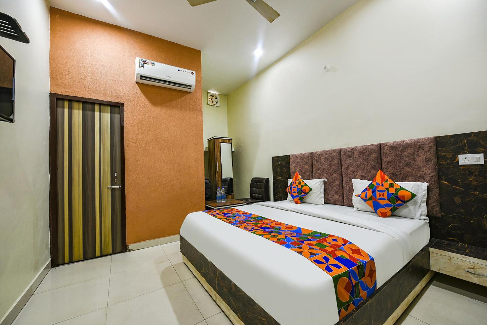 Hotel Fabexpress Galaxy à Nayagaon Extérieur photo