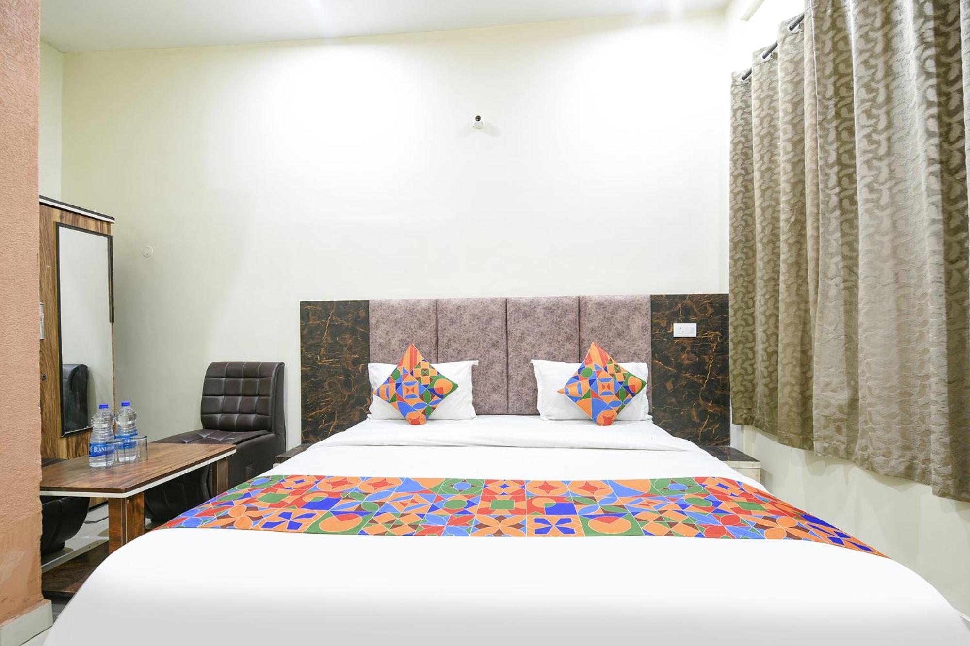 Hotel Fabexpress Galaxy à Nayagaon Extérieur photo